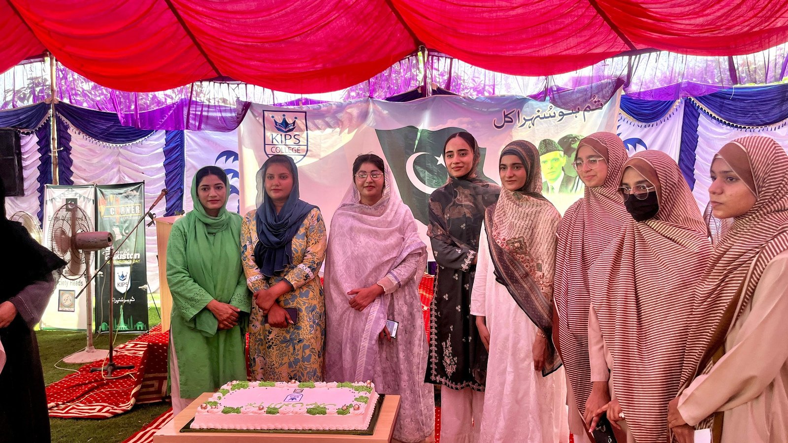 Presedent and Vice presedent cake cutting ceremoney 